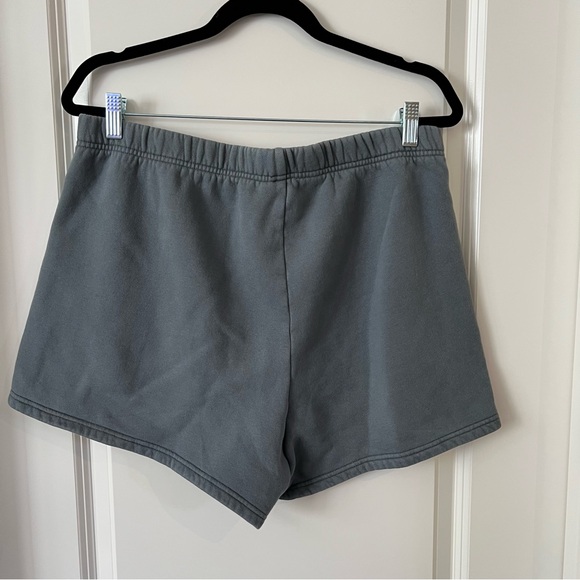 Aritzia TNA Cozy Fleece 3” Sweat Short in Echo Grey - Picture 2 of 4